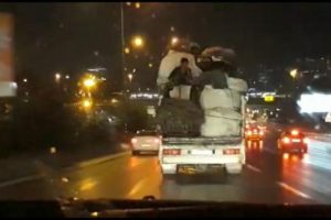 Yağmurda tehlikeli yolculuk