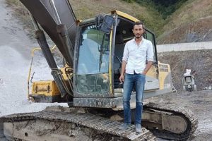 Devrilen iş makinesinin operatörü hayatını kaybetti