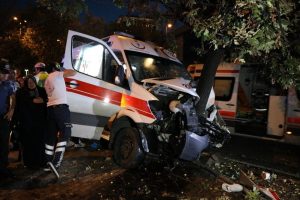 Hasta taşıyan ambulans kaza yaptı; 6 yaralı