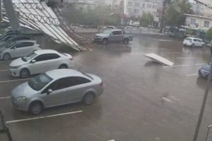 Çatının uçma anı güvenlik kameralarında!