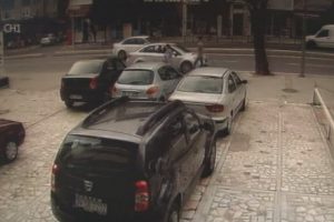 Kız arkadaşı ile tartışan gence otomobil böyle çarptı