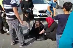 Bursa'da otomobille çarpışan motosiklet sürücüsü genç kız yaralandı