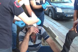 Bursa'da amca çocukları şehrin göbeğinde sandalye ve sopalarla birbirine saldırdı