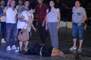 Onlarca kişinin ortasında dövüp yerde sürükledi