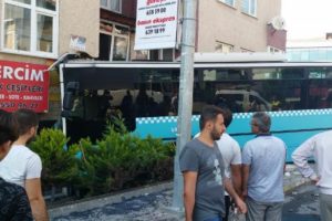 Halk otobüsü binaya girdi