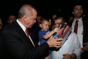 Erdoğan, sahilde vatandaşlarla sohbet etti