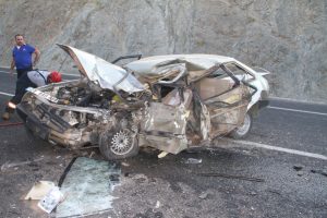 Çekici ile çarpışan otomobil hurdaya döndü