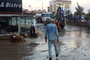 Sel hayatı felç etti