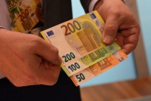 ECB, 100 ve 200 Euro'yu 50 Euro boyutuna indirdi