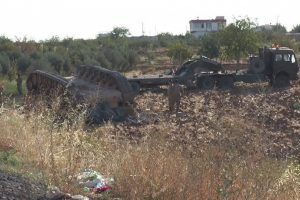 Tank taşıyan tır tarlaya uçtu: 1 yaralı