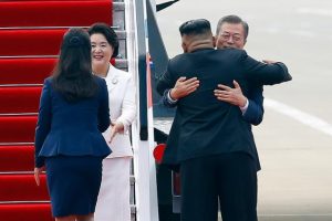 Kuzey Kore lideri Kim'den Güney Kore Başkanı Moon'a samimi karşılama