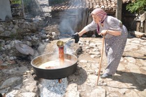 Lezzeti topraktan gelen pekmez