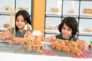 Miniklerin oyuncakları marangoz kadınlardan