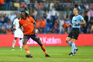 Adebayor vites yükseltti