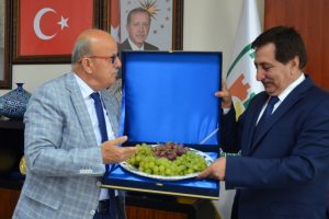 Bursa Valisi Küçük'e çinide üzüm