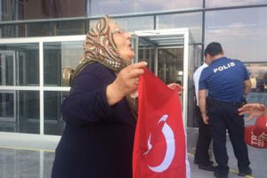 Elinde Türk bayrağıyla PKK'lıların yüzüne tükürdü