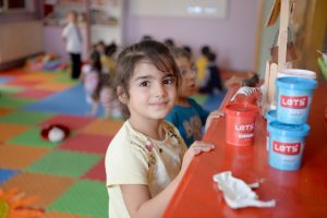 Savaşın öksüz ve yetimleri okullu oldu