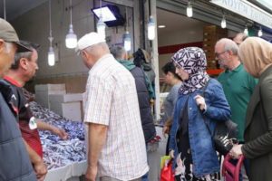 Balık tezgahları şenlendirdi