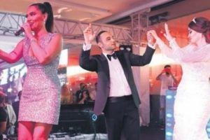 Yeni boşanan Demet Akalın düğünde sahne aldı
