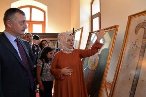 Kutsal emanetleri resmediyor