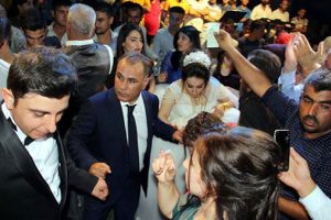 Aşiret liderinin kızına görkemli düğün