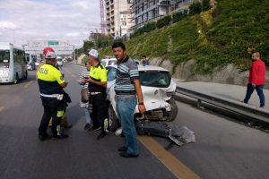 3 otomobil çarpıştı, trafik felç oldu
