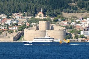 Rus kurtarma gemisi Çanakkale Boğazı'ndan geçti
