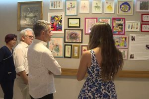Hasta odasını sanat galerisine dönüştürdü