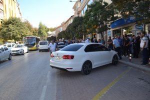Bursa'da polisi metrelerce sürükledi