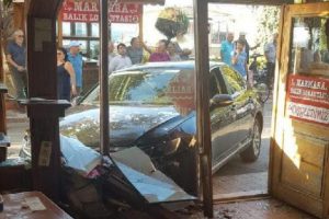 Alkollü sürücü balık lokantasına girdi