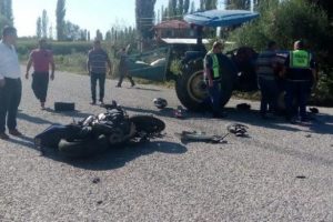 Traktörle motosiklet çarpıştı: 1 ölü, 3 yaralı
