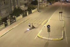 Motosiklet ile birlikte 20 metre savruldu