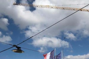 Korku dolu anlar! Vincin tepesinde intihar girişimi