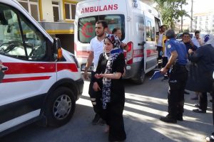 Okul servisi ile otomobil çarpıştı: 4 yaralı