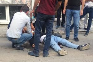 Husumetlerinin bulunduğu genci sokak ortasında bıçakladılar