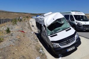 Minibüs devrildi: 1 ölü, 6 yaralı