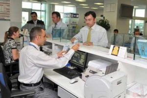 Banka çalışanı, müşterilerin hesabından kredi çekti