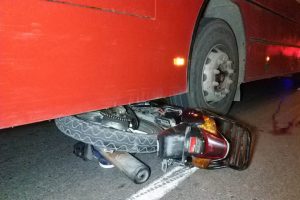 Halk otobüsü motosiklete çarptı: 2 ölü