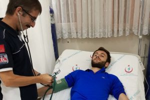 Sevmek istediği yılan hastanelik etti