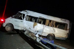 Tarım işçilerini taşıyan minibüs devrildi: 15 yaralı