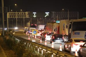 Yenileme çalışması kilometrelerce araç kuyruğu oluştu