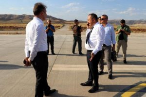 Siirt Valisi, havalimanı inşaatı denetiminde yüklenici firmaya ateş püskürdü