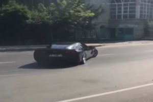 Lüks otomobilli maganda kamerada