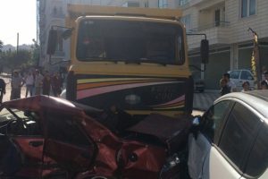 Freni boşalan kamyon dehşet saçtı