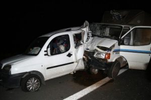 Kamyonet duran araca çarptı! Yaralılar var