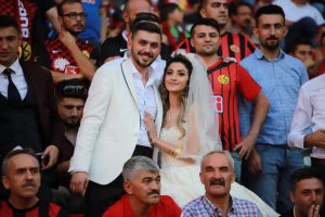 Gelinlik ve damatlıkla tribündeki yerlerini aldılar