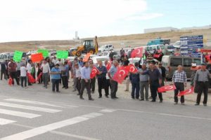 Köylüler karayolunu trafiğe kapattı