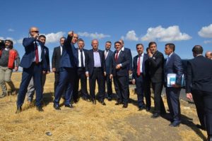 Bakan Turhan, şehit ailesini ziyaret etti