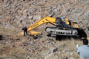 Devrilen kepçede sıkışan operatörü itfaiye kurtardı