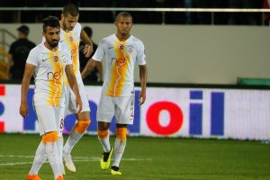 Aslan'a dışarda gün yüzü yok